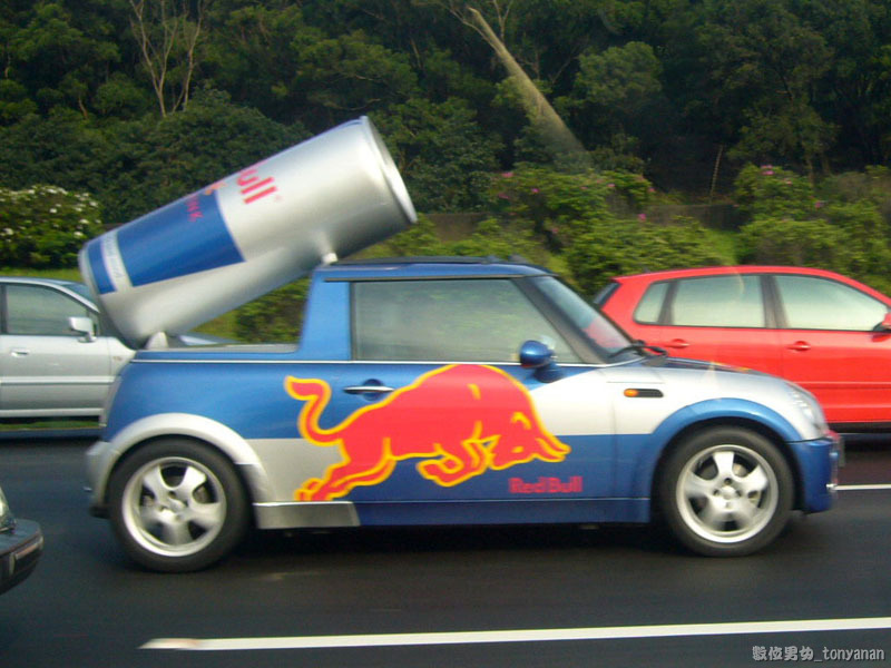 在高速公路上遇到red Bull Mini Cooper 廣告車 Mychat 數位男女四輪專區